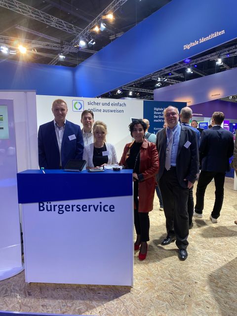 Bürgerservice auf der Smart Country Convention 2022 v.l.n.r.: Michael Borycka (Bürgerberater), Hauke Haverkamp (Amtsleiter Bürgerdienste), Christine Bauer (Filialleitung Bürgeramt Rathaus), Emine Demirbüken-Wegner (Bezirksstadträtin und stv. Bezirksbürgermeisterin) und Roman Skwirawski (Fachbereichsleiter der Bürgerämter) (Bild: BA Reinickendorf)