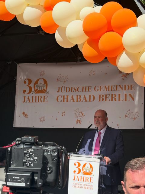 30. August 2026: Ron Prosor, Botschafter des Staates Israel in der Bundesrepublik Deutschland, beglückwünscht die Chabad-Gemeinde zum 30-jährigen Bestehen