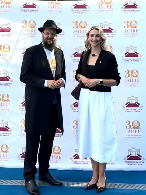 30. August 2026: Bezirksstadträtin Malgorzata Sijbrandij mit Rabbiner Jehuda Teichtal beim 30. Geburtstag der Chabad-Gemeinde