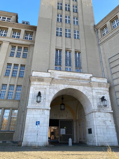 Eingang Peter-Behrens-Bau
