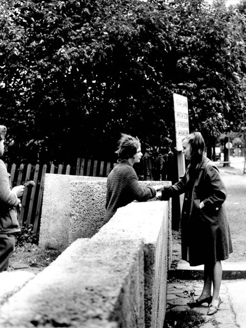 Begegnung an der Mauer im Museum Treptow, an der Harzer Straße Ecke Mengerzeile (Bild: Quelle: Landesarchiv Berlin/Horst Siegmann, F Rep. 290_0076482)