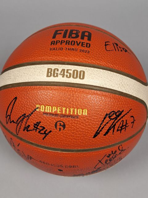 Signierter Basketball der ALBA-Frauen