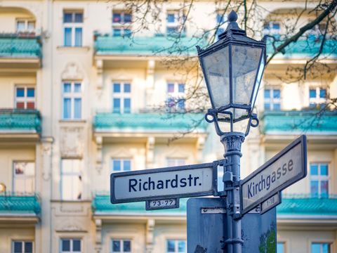 Blick auf eine alte Laterne im historischen Stadtteil Rixdorf in Berlin-Neukölln