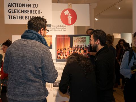 Ausstellunseröffnung "Schule zieht Grenzen - wir ziehen nicht mit"