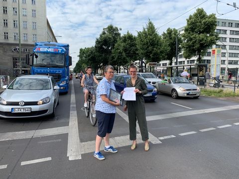 Übergabe Petition Fahrradweichen an die Bezirksbürgermeisterin