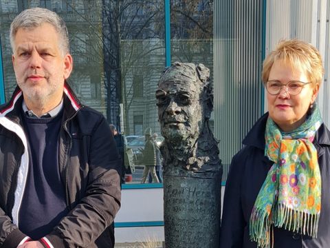Andy Hehmke, Bezirksstadtrat für Schule, Sport und Facility Management und die stellvertretende Bezirksbürgermeisterin Regine Sommer-Wetter an der Stele zu Ehren von Dr. Carl Herz