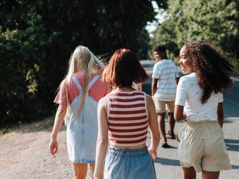 Vier Jugendliche von hinten