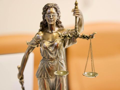 Goldene Statue der Justitia