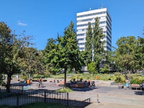Genter Platz: Fußgängerzone mit Sitzmöbeln an einem Sommertag