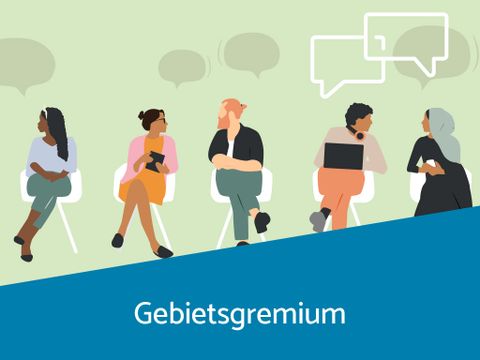 Gebietsgremium Visual: Im Vordergrund sitzen 5 Menschen in einer Reihe auf Stühlen und unterhalten sich vor grün-blauem Hintergrund.