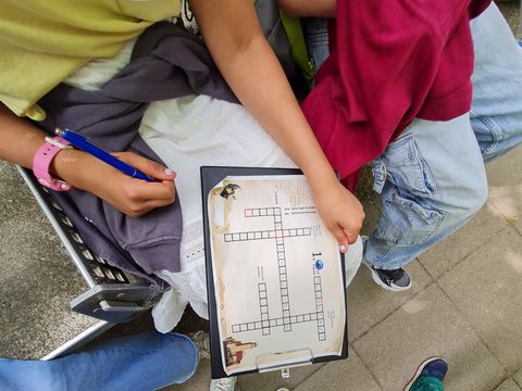 Kreuzworträtsel mit Kindern drumrum, die es lösen