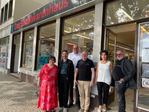Bezirksstadträtin Emine Demirbüken-Wegner (2.v.r.) mit den Vorständen und der Geschäftsführung des Sozialprojekt Reinickendorf Ost e.V. vor dem Sozialwarenhaus an der Roedernallee in Reinickendorf. (Bild: BA Reinickendorf)