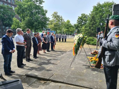 Im stillen Gedenken an die Opfer des Volksaufstandes und des Krieges in der Ukraine. (Bild: BA Reinickendorf)