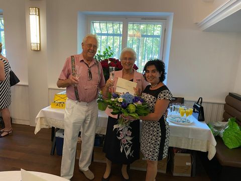 Bezirksstadträtin Emine Demirbüken-Wegner gratuliert den Eheleuten Pierza zur Diamantenen Hochzeit. (Bild: BA Reinickendorf)