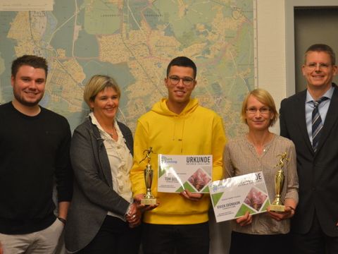 Bezirksstadtrat Tobias Dollase (rechts) neben Vivien Grünbaum und Tom Gebel, daneben Sportamtsleiterin Kerstin Gaebel und Niklas Pothmann vom Team ParkRunning. (Bild: ParkRunning)