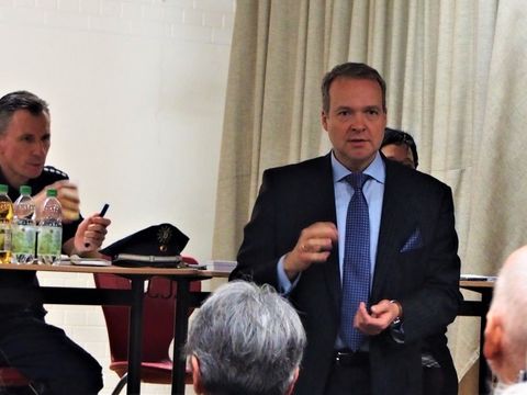 Bezirksstadtrat Sebastian Maack im Bürgerdialog. (Bild: BA Reinickendorf)