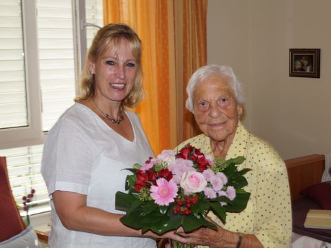 Bezirksstadträtin Katrin Schultze-Berndt gratuliert Ilse Oppermann zum Geburtstag. (Bild: BA Reinickendorf)