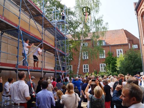 Die Richtkrone schwebt. (Bild: BA Reinickendorf)