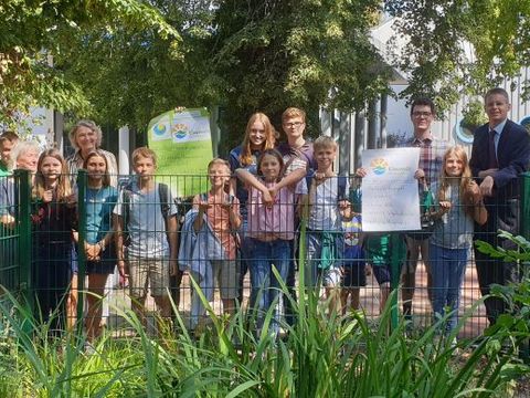 Bezirksstadtrat Dollase mit Vertreterinnen und Vertretern des Umweltamtes der Evangelischen Schule Frohnau (Bild: Bezirksamt Reinickendorf)