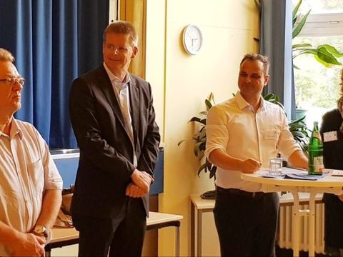 Von links nach rechts: Jugendamtsleiter Thomas Wackermann, Bezirksstadtrat Tobias Dollase, Verbund für Pflegekinder Tobias Giebenhain, BA-Mitarbeiterin Annett Hildemann (Bild: Bezirksamt Reinickendorf)