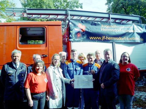 Der Spendenscheck wurde Benjamin Welack und Jaime Karpe (Mitte) von der Jugendfeuerwehr übergeben. (Bild: Bezirksamt Reinickendorf)