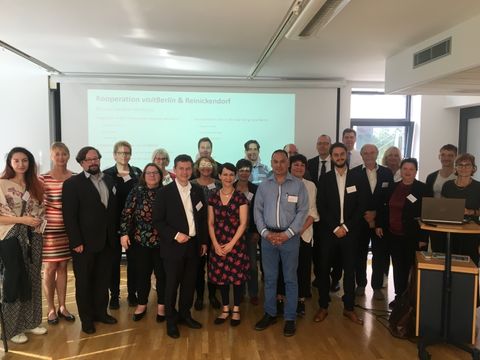 Bezirksstadtrat Uwe Brockhausen mit Teilnehmerinnen und Teilnehmern der Netzwerkveranstaltung „Tourismus in Reinickendorf - Motor für Wachstum“ (Bild: BA Reinickendorf)