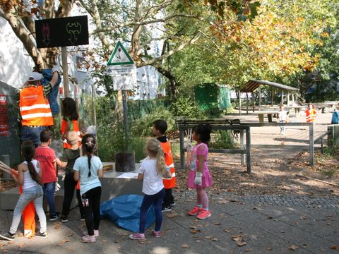 Kinder aus der Kita „Kinderwelt“ und fleißige Helfer aus der Nachbarschaft (Bild: AG.URBAN)