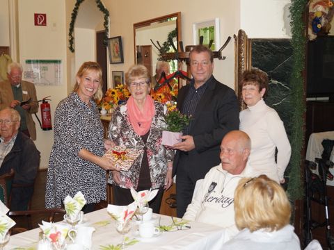 Bezirksbürgermeister Balzer und Bezirksstadträtin Schultze-Berndt danken Helga Weinert (2.v.l.) (Bild: BA Reinickendorf)