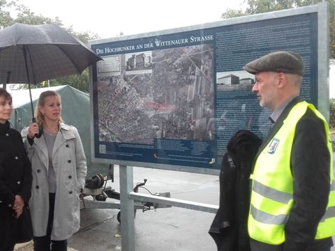 v.l.n.r.: Dr. Cornelia Gerner (Museum Reinickendorf), Katrin Schultze-Berndt (Bezirksstadträtin für Bauen, Bildung und Kultur), Dietmar Arnold (Verein Berliner Unterwelten) (Bild: BA Reinickendorf)