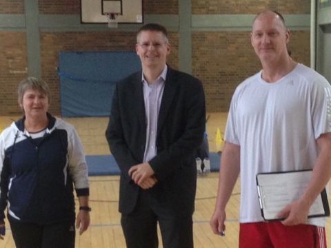 Bezirksstadtrat Tobias Dollase (rechts) begrüßt Trainer Rene Orgis vom Projektteam und Sportlehrerin Ruth Blumberg. (Bild: BA Reinickendorf)