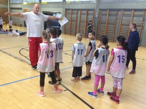 Kinder der Till-Eulenspiegel-Grundschule beim Sporttest (Bild: BA Reinickendorf)