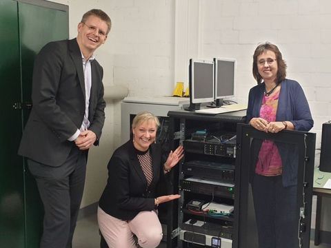 Bezirksstadtrat Tobias Dollase nimmt den neuen Server mit Schulleiterin Cordula Hobein (Mitte) in Augenschein, rechts Susanne Giering, Leiterin der Wirtschaftsstelle im Schulamt Reinickendorf. (Bild: BA Reinickendorf)