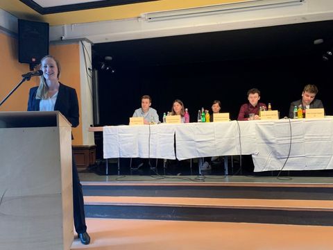 Die bezirkliche Klimaschutzbeauftragte, Antonia Sprotte stellte Maßnahmen des BA vor (Bild: BA Reinickendorf)