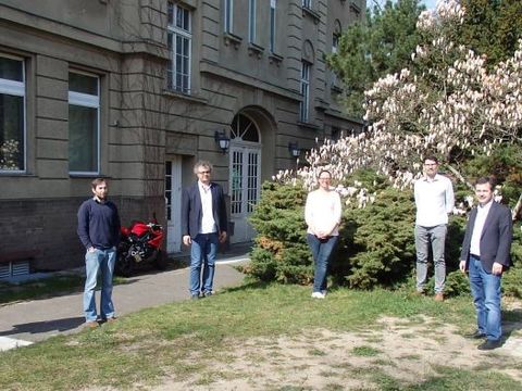 Foto aus einer Besprechung im Lagezentrum mit Gesundheitsstadtrat Uwe Brockhausen und einem entsprechenden Abstand zwischen den Kolleginnen und Kollegen.