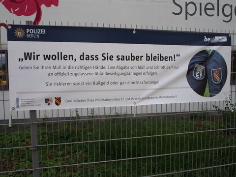 Das von Polizei und Ordnungsamt aufgehängte Banner. (Bild: BA Reinickendorf)
