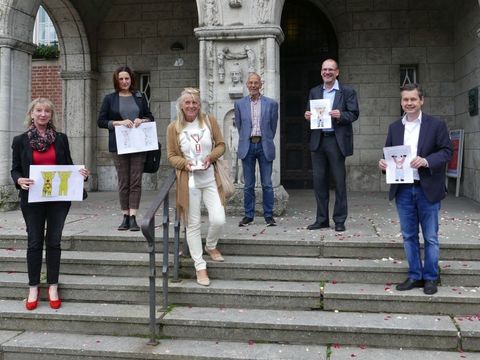 v.l.n.r.: Frau Brita Tyedmers (regionale Schulaufsicht Reinickendorf), Frau Claudia Güttner (Leiterin Jugendkunstschule Reinickendorf), Frau Eva Herlitz (BUDDY BÄR GmbH), Herr Gert Pätzold (Initiative Ausbildungsplatz-Paten), Herr Matthias Wichers (Leiter Firmencenter Berliner Sparkasse Reinickendorf und Spandau) und Uwe Brockhausen (Bezirksstadtrat für Wirtschaft, Gesundheit, Integration und Soziales). (Bild: Walter Weimert, Buddy Bär Berlin GmbH.)