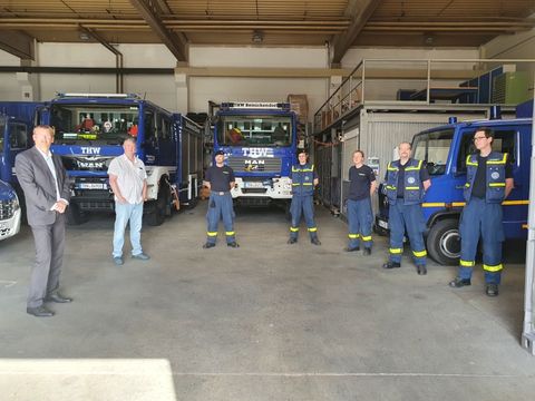 Schulstadtrat Tobias Dollase (links), THW-Ortsbeauftragter Sven Jenning (2.v.l.) und Mitglieder des THW-Ortsverbandes Reinickendorf auf dem Gelände an der Flottenstraße (Bild: BA Reinickendorf)