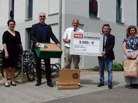 v.l.n.r.: Christiane Vorländer (stellvertretende Einrichtungsleitung), Andrea Tasal (HAAKE Textilpflege GmbH & Co. Wäscherei KG), Hinrich Westerkamp (Vorsitzender WiR), Hr. Lind (Nahkauf), Uwe Brockhausen (Bezirksstadtrat), Julia Stadtfeld (Integrationsbeauftragte), Christine Lox (Einrichtungsleitung) (Bild: BA Reinickendorf)
