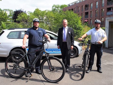 Die neuen E-Bikes werden vom Stadtrat und Mitarbeitern des OA präsentiert (Bild: BA Reinickendorf)
