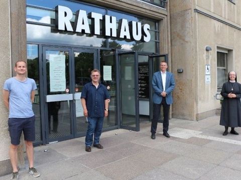 Erik Mohring, stellv. Einrichtungsleitung der Manege gGmbH (links), Thomas Wackermann, Jugendamtsleiter (2.v.l.), Tobias Dollase, Bezirksstadtrat (2.v.r), Schwester Margareta Kühn, Geschäftsführerin der Manege gGmbH (rechts). (Bild: BA Reinickendorf)