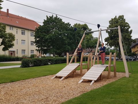 Bezirksstadträtin Katrin Schultze-Berndt (CDU) li., weiht mit der Projektleiterin Elke Bendin, re., die erste Doppelseilbahn in Reinickendorf auf dem Spielplatz Saalmannsteig ein. (Bild: BA Reinickendorf)