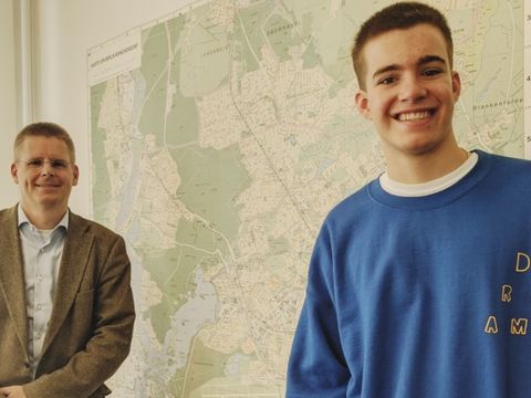 Schulstadtrat Tobias Dollase (parteilos für die CDU), li., mit dem Landesschulsprecher Richard Gamp, re. (Bild: BA Reinickendorf)