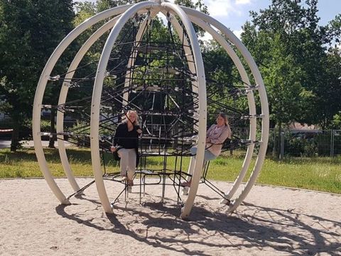 Bezirksstadträtin Katrin Schultze-Berndt (CDU) li., und Angela Gahlert (Geschäftsstelle Spielplätze) re., auf dem Spielplatz in der Eschachstraße (Bild: BA Reinickendorf)