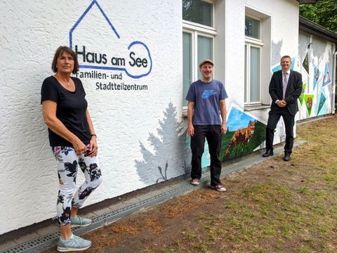 v.l.n.r. Leiterin „Haus am See“ Karin Marker, Jörg Repp, Regionale sozialpädagogische Sachbearbeitung Jugendamt Partizipation, Jugendstadtrat Tobias Dollase (Bild: BA Reinickendorf)