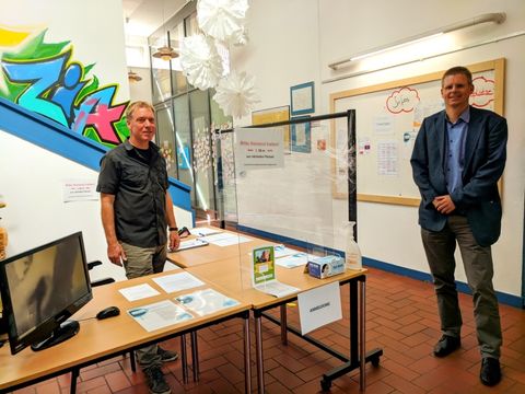 Bezirksstadtrat Dollase und Volker Sachse (Leiter der Tietzia, links) stehen im coronasicheren Eingangsbereich der Tietzia (Bild: BA Reinickendorf)