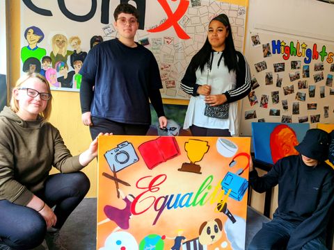 Mädchenband ‚Equality‘ (v.l.n.r.): Josefine (16), Sophie (15), Vivian (15), Mo (18), (ein Bandmitglied, Sophie (16) fehlt auf dem Bild) mit dem Ergebnis des Streetart-Workshops (Bild: BA Reinickendorf)