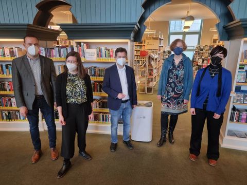 Bildhinweis (v.l.n.r.): Bernd Schmieden (Leiter Amt für Kultur und Weiterbildung), Hannah Neumann (Leiterin Stadtbibliothek Reinickendorf), Bezirksbürgermeister Uwe Brockhausen, Christiane Bornett (Leiterin Humboldt-Bibliothek), Ramona Hunkler, stellvertretende Leiterin Stadtbibliothek) – gruppiert an einem der neuen Luftfilter. (Bild: BA Reinickendorf)