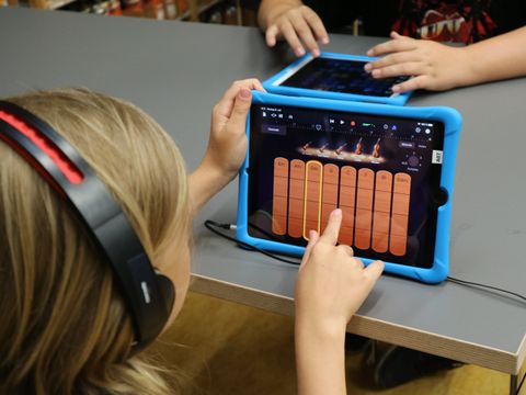 Kind an Tablet kreiert Musik (Bild: meredo)