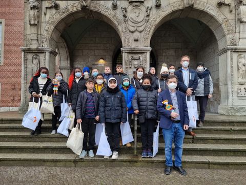 Bezirksbürgermeister Uwe Brockhausen (SPD)(vorne rechts) mit den Kiezreportern der Kolumbus-Grundschule (Bild: Bezirksamt Reinickendorf)