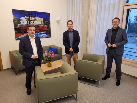 Reinickendorfs Bezirksbürgermeister Uwe Brockhausen, Hohen Neuendorfs Bürgermeister Steffen Apelt und dessen Stellvertreter Volker-Alexander Tönnies (v.l.n.r.) (Bild: BA Reinickendorf)